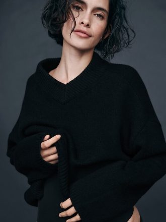 CashSoft Krótki sweter z wysokim dekoltem w serek