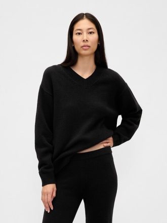 CashSoft Oversize’owy sweter z dekoltem w serek