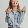 Dziecięca dzianinowa bluza z kapturem i jeansami zapinana na zamek
