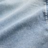 Dziecięca dzianinowa bluza z kapturem i jeansami zapinana na zamek