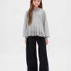 Dziecięcy luźny sweter z baskinką Dziecięcy luźny sweter z baskinką