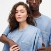 Gap × BÉIS Dzianinowy, dżinsowy T-shirt z kieszeniami dla dorosłych