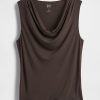 Krótki top z kołnierzykiem typu cowl-neck