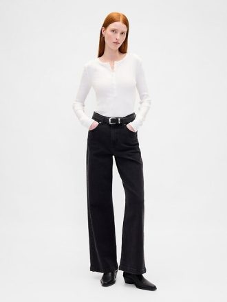 Nowoczesna koszulka z prążkowanym wzorem Henley