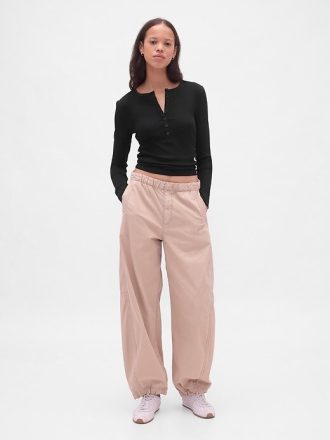 Nowoczesna koszulka z prążkowanym wzorem Henley