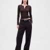 Nowoczesna koszulka z prążkowanym wzorem Henley Nowoczesna koszulka z prążkowanym wzorem Henley