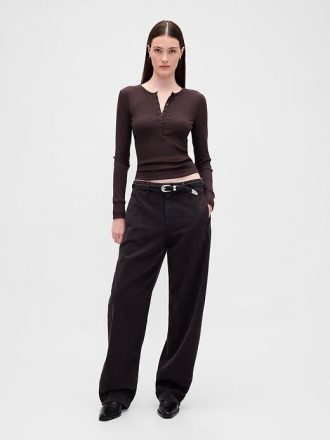 Nowoczesna koszulka z prążkowanym wzorem Henley