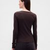 Nowoczesna koszulka z prążkowanym wzorem Henley Nowoczesna koszulka z prążkowanym wzorem Henley