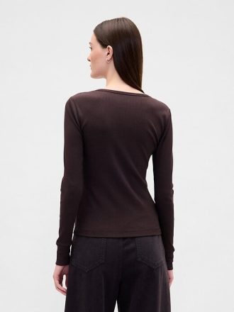 Nowoczesna koszulka z prążkowanym wzorem Henley