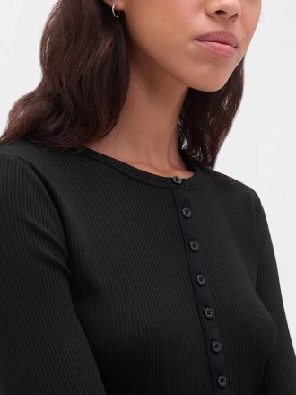 Nowoczesna koszulka z prążkowanym wzorem Henley