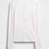 Nowoczesna koszulka z prążkowanym wzorem Henley Nowoczesna koszulka z prążkowanym wzorem Henley