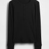 Nowoczesna koszulka z prążkowanym wzorem Henley