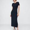 Nowoczesna sukienka maxi w prążki Nowoczesna sukienka maxi w prążki