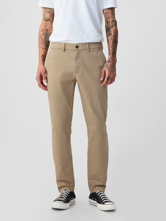 Nowoczesne spodnie khaki o dopasowanym kroju