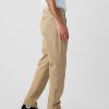 Nowoczesne spodnie khaki w sportowym zwężanym kroju