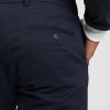 Nowoczesne spodnie khaki w sportowym zwężanym kroju
