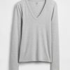 Nowoczesny T-shirt z dekoltem w serek