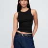 Nowoczesny top typu halter z prążkowanym dekoltem Nowoczesny top typu halter z prążkowanym dekoltem
