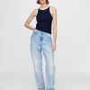Nowoczesny top typu halter z prążkowanym dekoltem Nowoczesny top typu halter z prążkowanym dekoltem