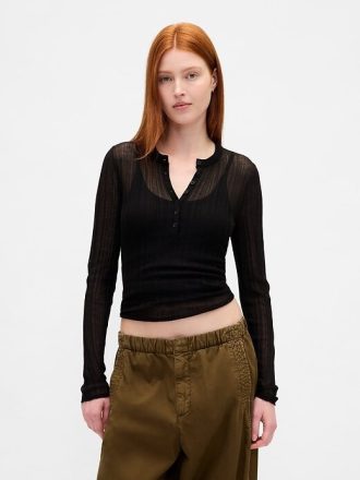 Prześwitujący sweter Henley