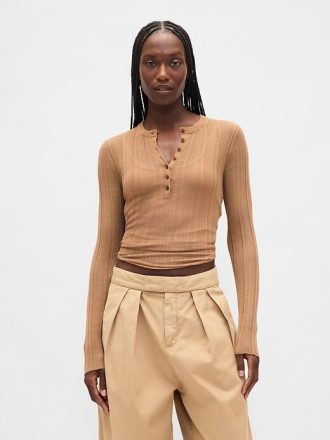 Prześwitujący sweter Henley
