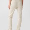 Średni stan, Downtown Khakis