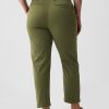 Średni stan, Downtown Khakis