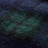 Sweter w kratę z dekoltem w serek